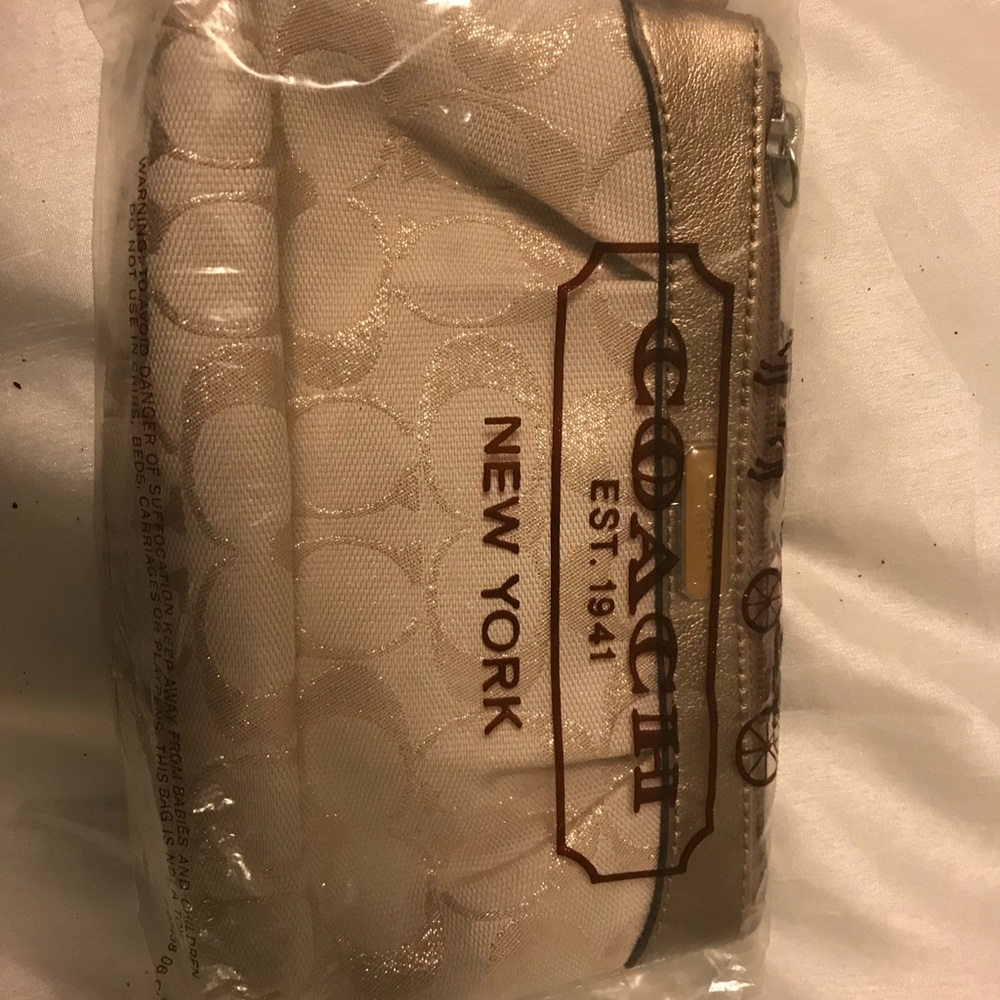 New Authentic Coach beautiful Gold wristlet W/tag